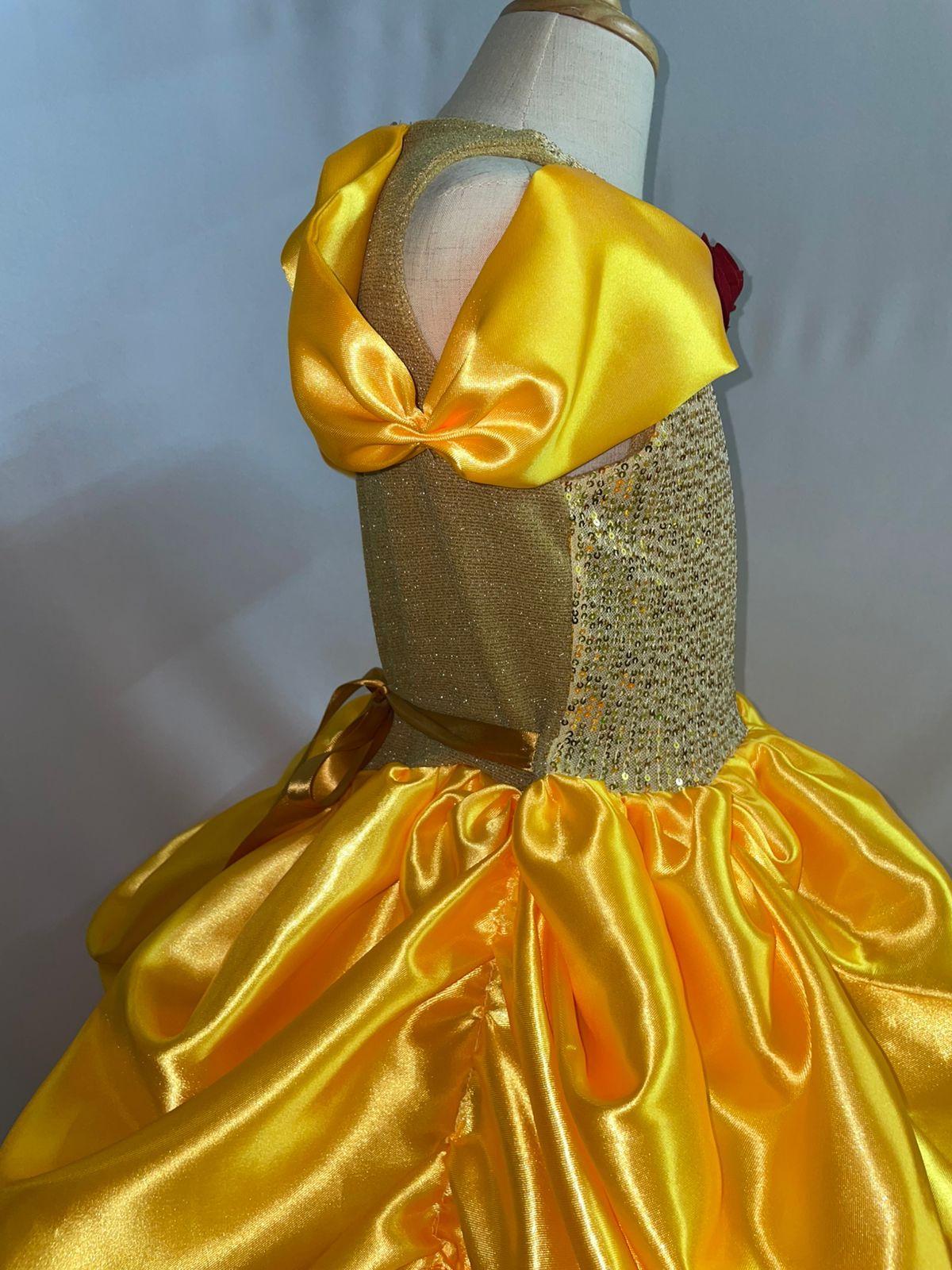 Bella princesa amarilla